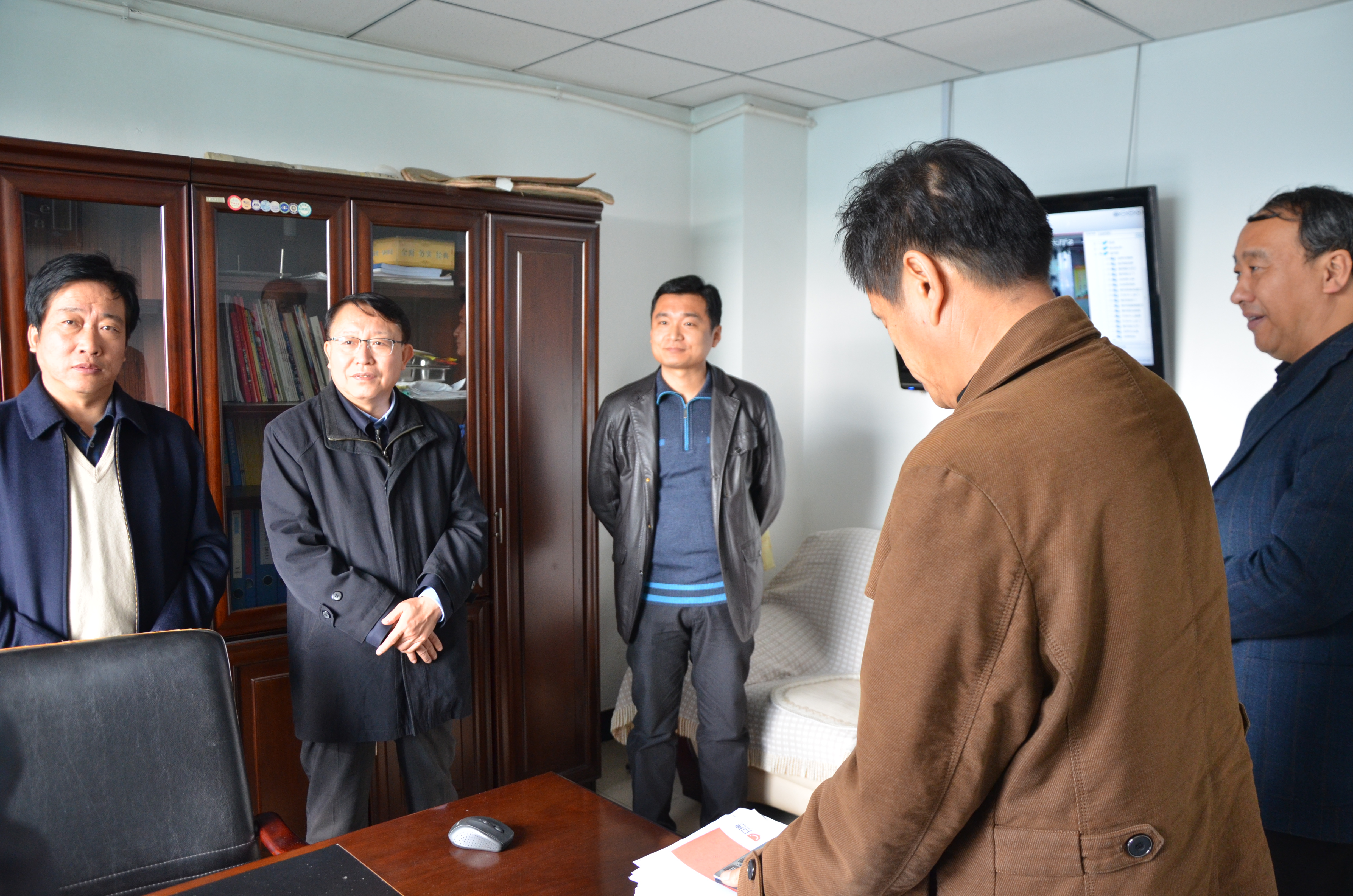 在饮食服务中心办公室,学校领导视察安全监控视频系统.